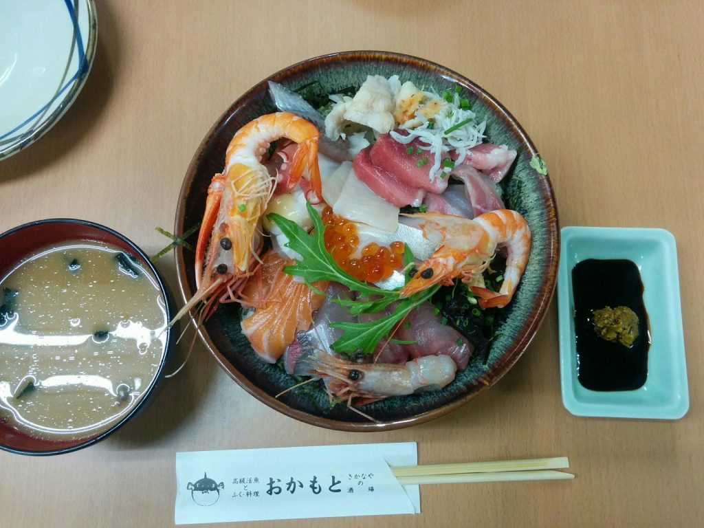 おかもと鮮魚店の人気メニュー・海鮮丼。このボリュームでお値段千円は破格です。