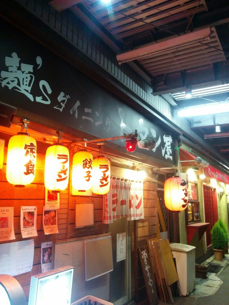 JR松江駅すぐの、昭和の風情ただよう繁華街にある麺'sダイニング「トタン屋」