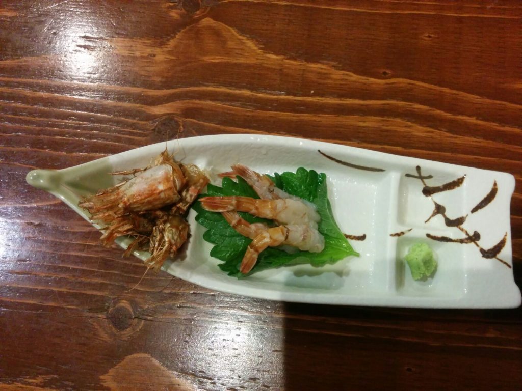 モサ海老は日本海及び羅臼で獲れる深海のエビ。水揚げ量が少なく傷みやすいことから市場にあまり出回らず"幻のエビ"と言われています。